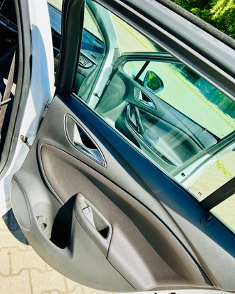 Opel Astra cena 31500 przebieg: 260000, rok produkcji 2016 z Tomaszów Mazowiecki małe 326